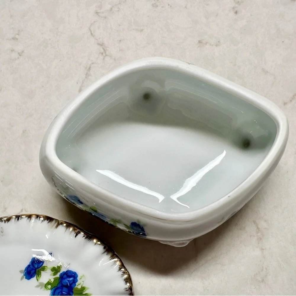 DIAMOND FINE CHINA, TRINKET BOX. MADE OF PORCELAIN WITH A LUSTERWARE FINISH.